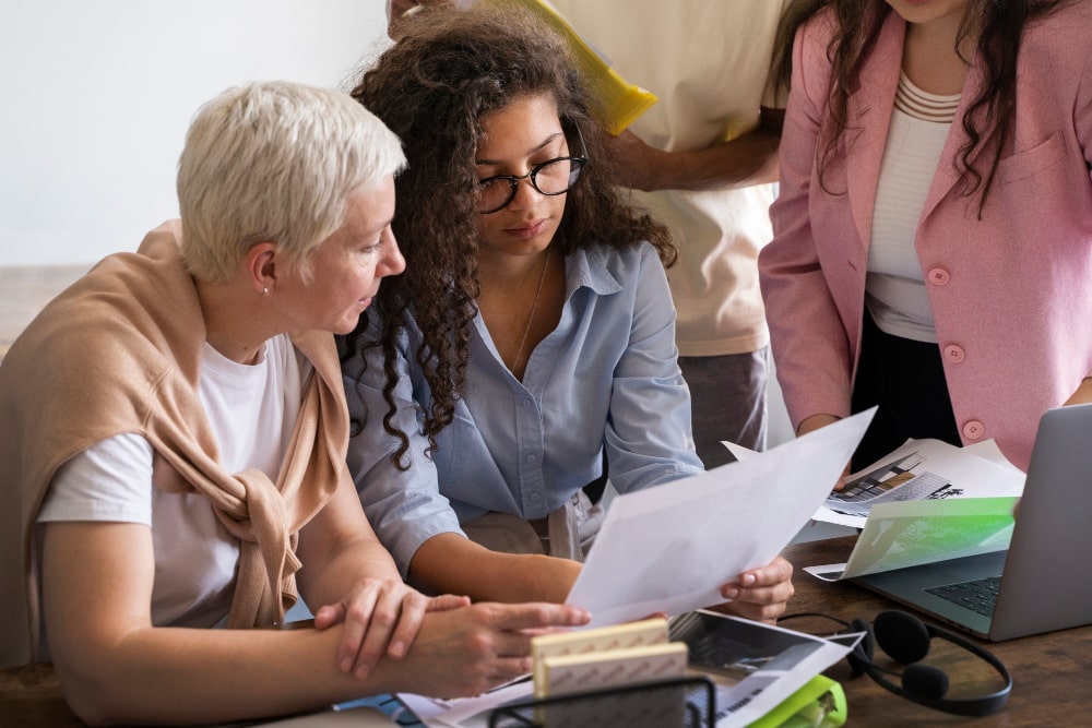 jeune-femmes-lisant-les-ressources